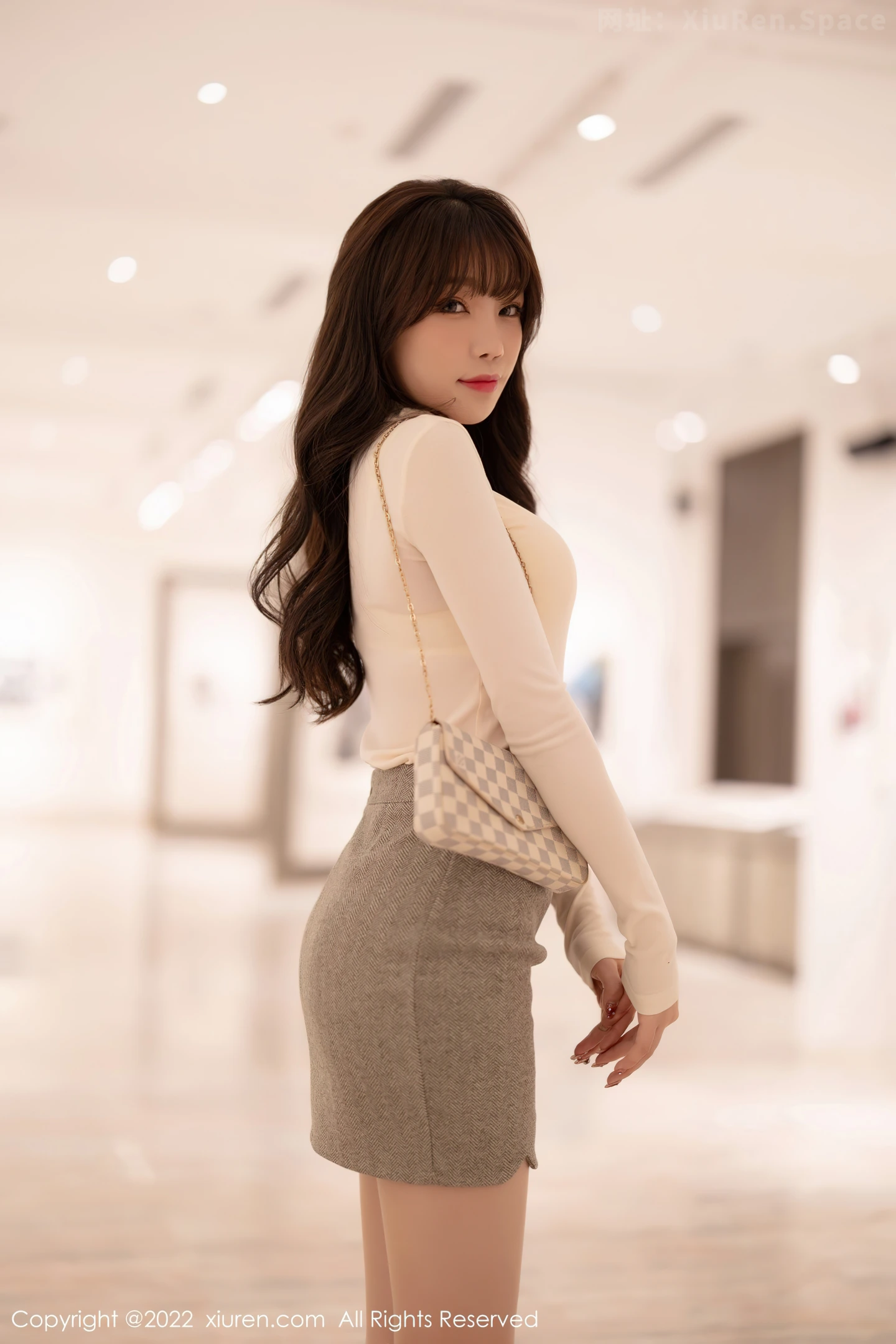 图片[3]-[XiuRen秀人网]VOL.4474 女神芝芝Booty白色收身上衣配灰短裙露超薄肉丝秀翘臀诱惑写真97P-秀人网官方网站
